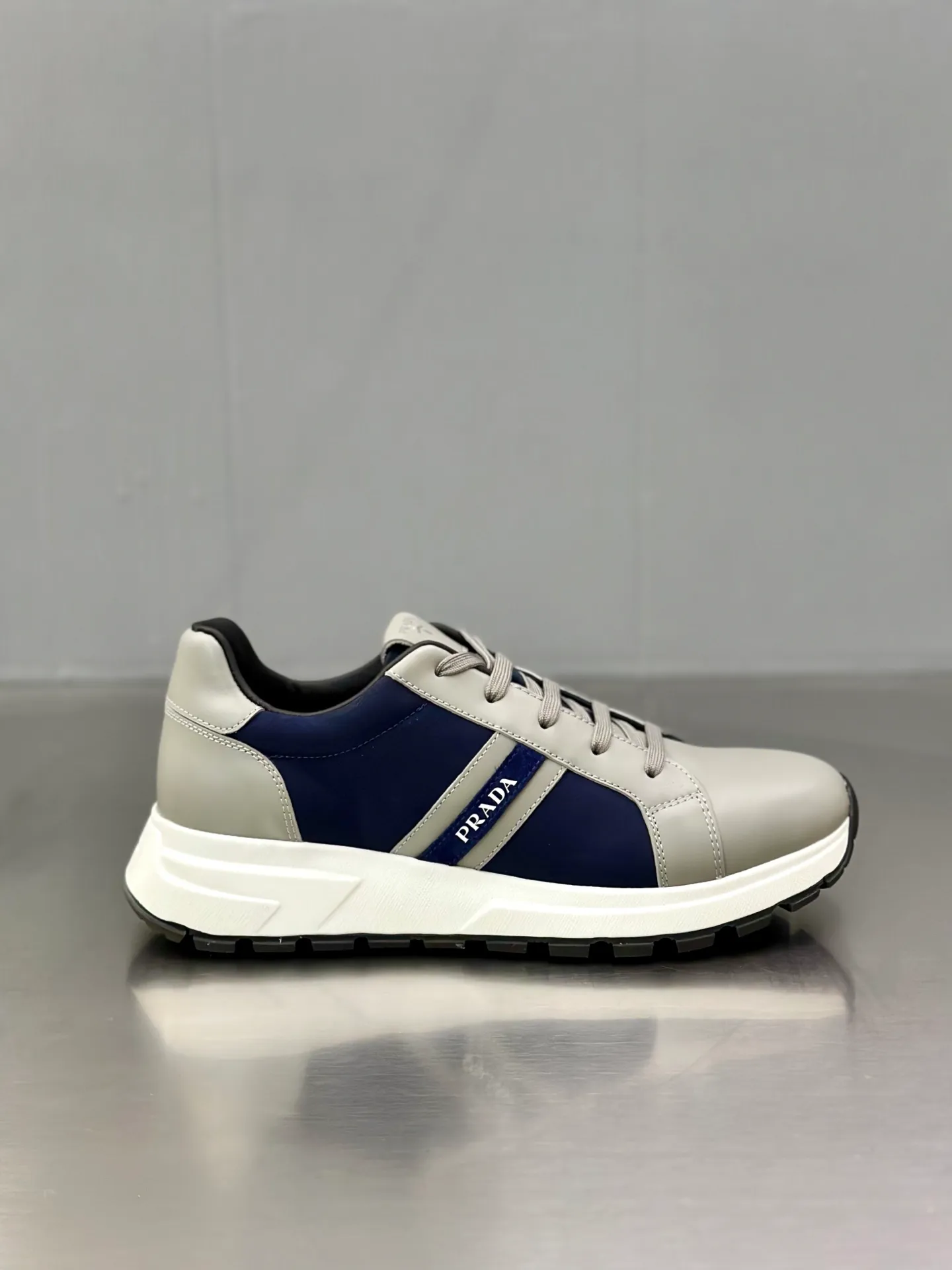💰740 Prada/Prada men's new mesh stitching sneakers. This sneaker presents a modern version, reinterpreting the brand's archive style with clean lines and smooth details. The shoes are made of calf leather and technical fabric, with a triangular metal logo on the outside, bright TPU decoration on the heel, and a longer and padded inner heel design for a more comfortable fit. The tongue is decorated with a silk-screen logo, and is paired with a hollow rubber sole on the heel. The full cowhide lining comes standard with logo cowhide foot pads, making the upper foot taller, more comfortable, and versatile! Comes with full original packaging! Size: 39-40-41-42-43-44 standard leather shoe size (45 can be customized and does not support returns)